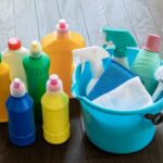 Bližšie neurčené čistiace prostriedky v plastových obaloch.