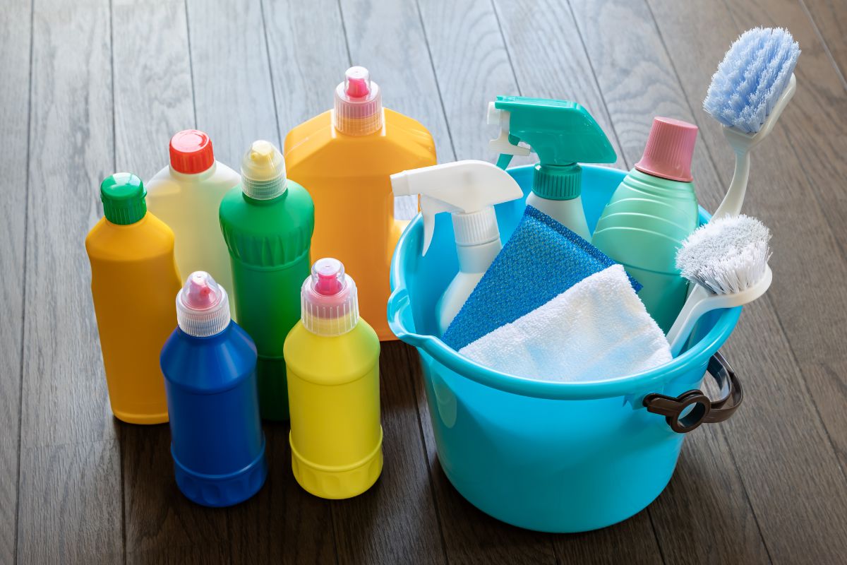 Bližšie neurčené čistiace prostriedky v plastových obaloch.