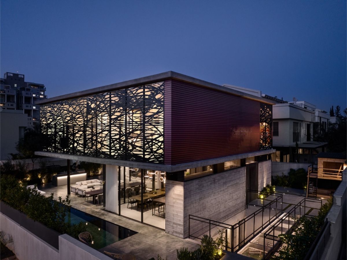 Obytné poschodie pôsobí, akoby sa vznášalo nad prízemím. Elegantná kovová mriežka okolo balkónov poskytuje súkromie, no aj prenikanie svetla. 