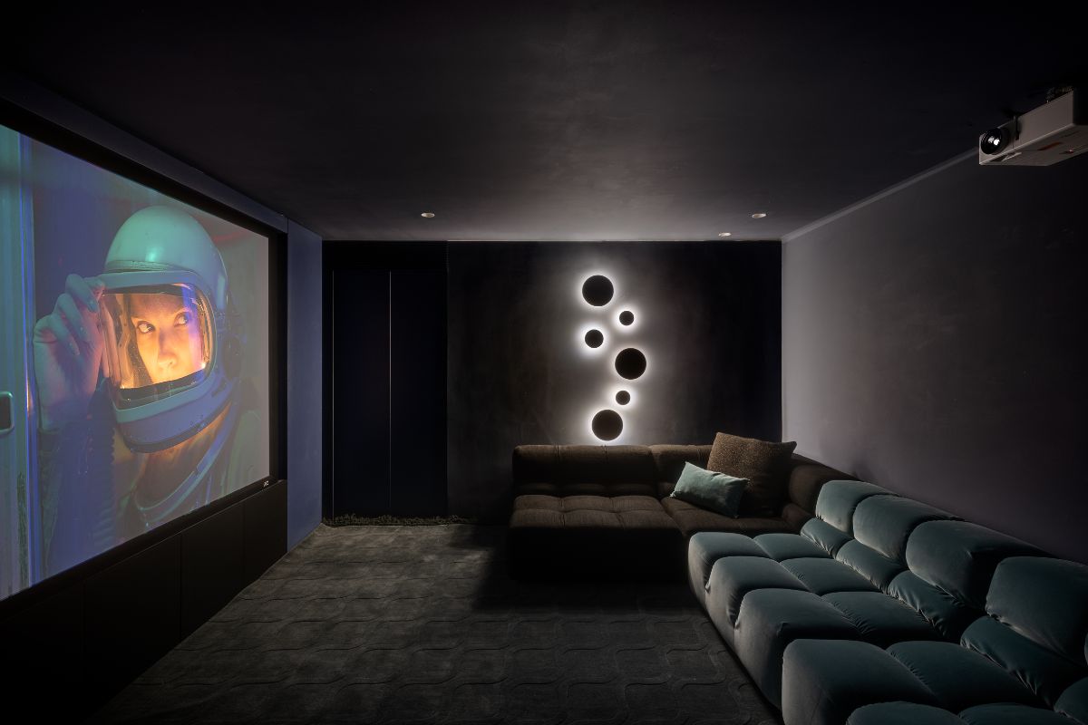 Domáce kino sa nachádza v suteréne domu, kde môže rodina tráviť spoločné chvíle.