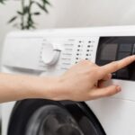 Nastavovanie modernej práčky.