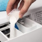 Detail na dávkovanie pracieho práčku do priehradky v práčke.