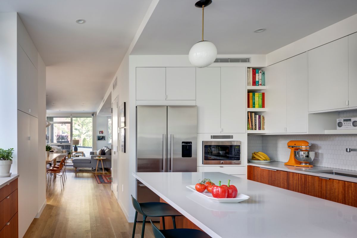 Vďaka veľkým oknám, svetlíkom či preskleným stenám v izbách je rozjasnený denným svetlom takmer každý kút v dome.