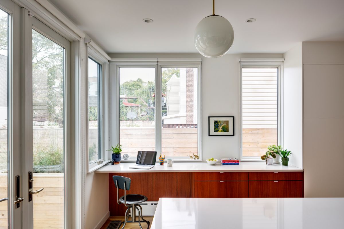 Pracovňa, umiestnená trocha netypicky priamo oproti kuchyni, čerpá výhodu denného svetla z presklenia v zadnej časti domu.
