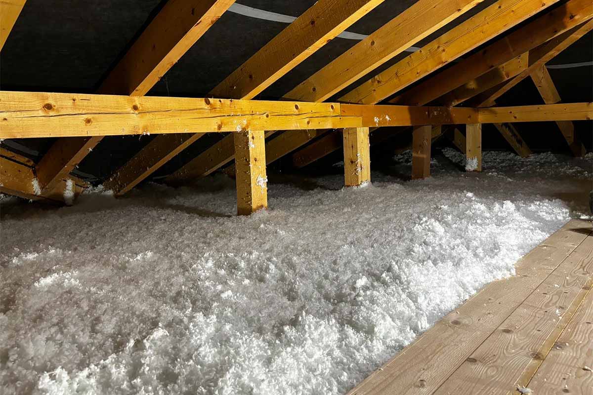 Fúkaná izolácia Suprafil-frame na podlahe strechy.