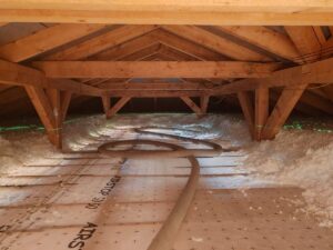 Fúkanie izolácie Suprafil-frame na podlahu strechy.