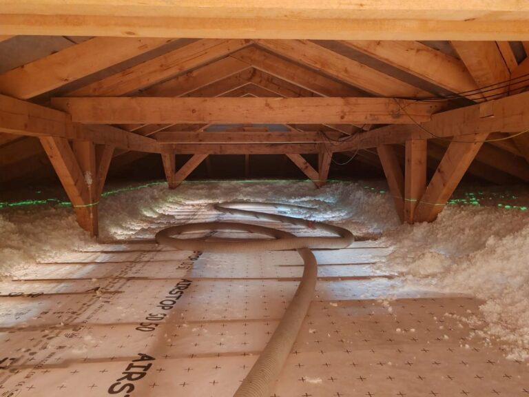 Fúkanie izolácie Suprafil-frame na podlahu strechy.