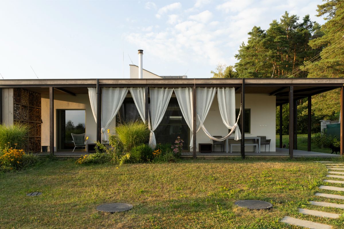 Átrium lemuje po vonkajšom obvode pergola, ktorá chráni prechodové aj pobytové plochy pred zlým, respektíve aj príliš slnečným počasím. 