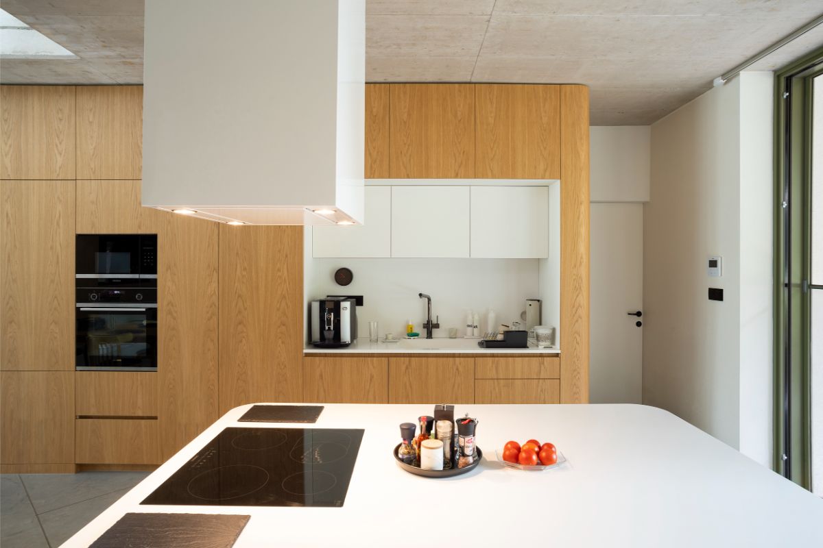 Majitelia a architekti stavili vnútri na prevažne neutrálnu farebnosť a minimalistický dizajn.