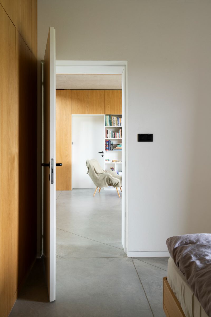 V drevenom kubuse za obývačkou sa skrýva jedna spálňa,, za dverami oproti druhá.