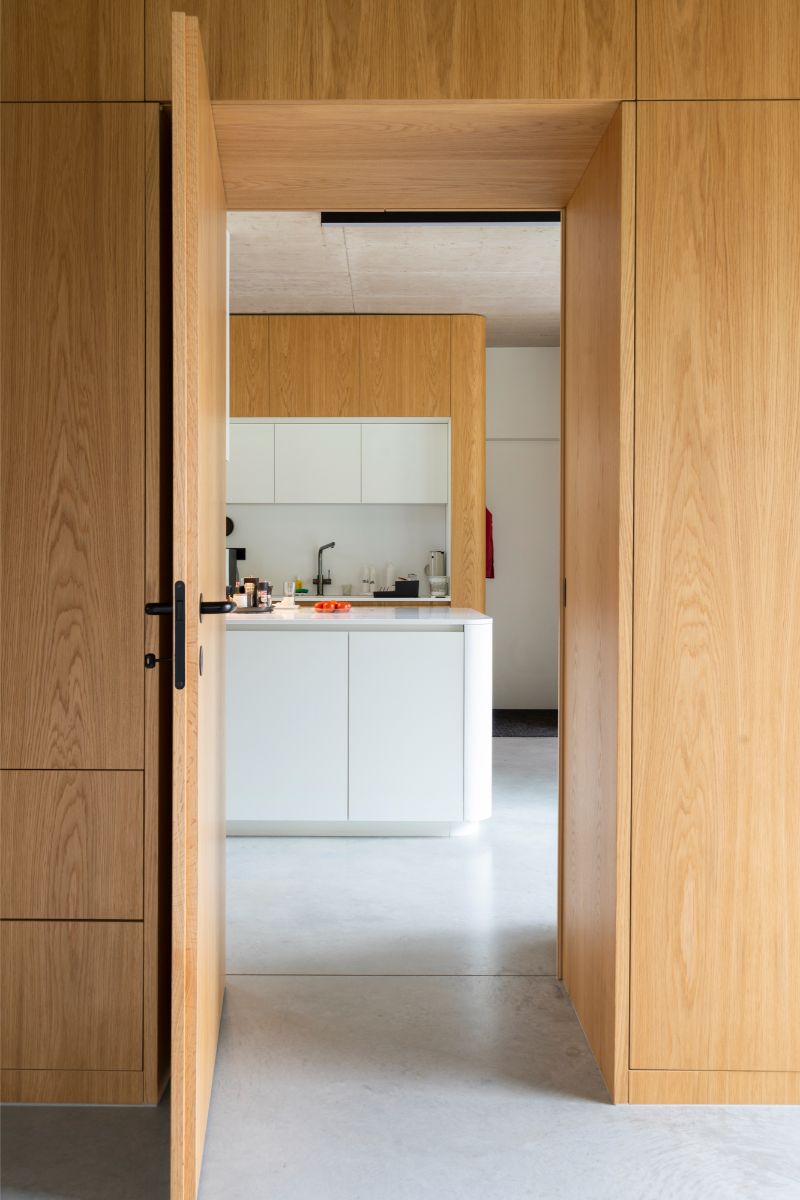 Dvere oproti kuchynskej linke vedú až do spoločnej kúpeľne. 