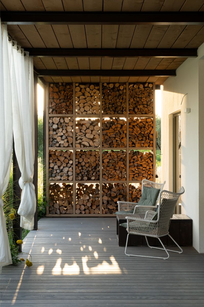 Perfektný nápad na uloženie dreva na kúrenie! Vďaka nemu majú domáci na terase viac súkromia a drevo je zároveň vždy po ruke.
