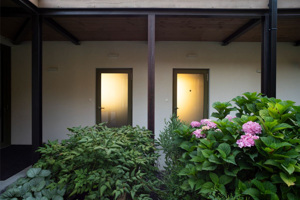 Súčasťou budovy je aj malý obytný priestor so samostatným vchodom, ktorý funguje ako "garsónka".