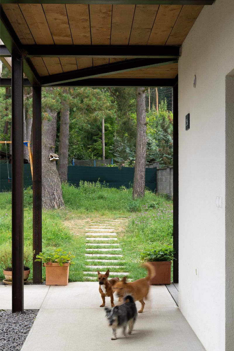 Aj keď je bungalov súčasťou Prievidze, je lemovaný lesom a poľom.