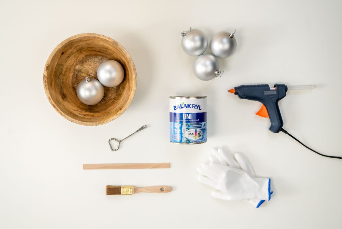 Pomôcky na výrobu vianočných ozdôb.