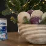 Detail vlastnoručne vyrobených vianočných gúľ v košíku pri farbe Balakryl.