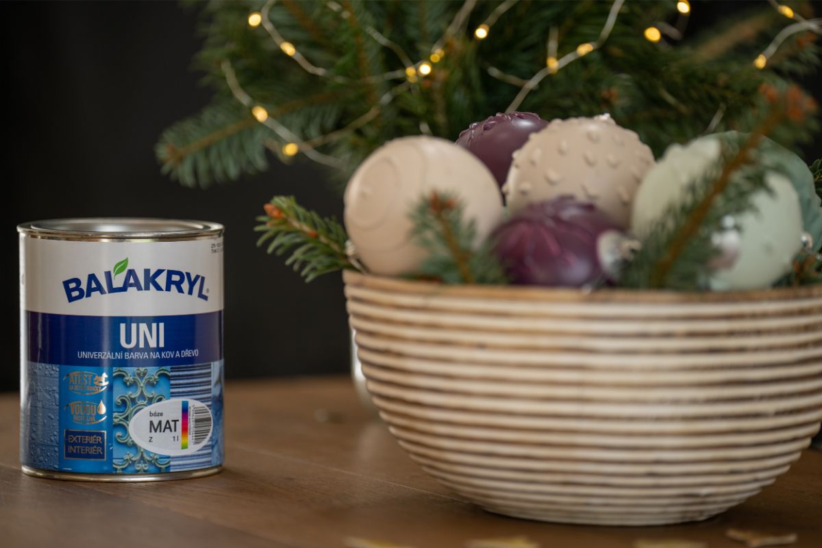 Detail vlastnoručne vyrobených vianočných gúľ v košíku pri farbe Balakryl.