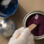 Miešanie farby v plechovke.