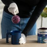 Namáčanie vianočnej gule vo farbe Balakryl.