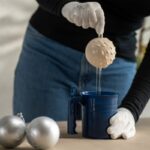 Namáčanie vianočnej gule vo farbe Balakryl.