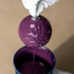 Namáčanie vianočnej gule vo farbe Balakryl.