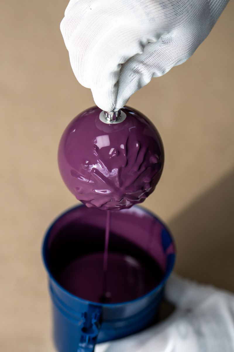 Namáčanie vianočnej gule vo farbe Balakryl.