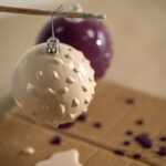 Sušenie farby na vianočnej guli.