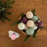 Vianočné gule vlastnej výroby v košíku pri ikebane,