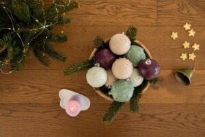 Vianočné gule vlastnej výroby v košíku pri ikebane,