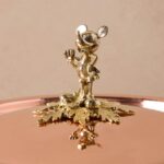 Detail na úchyt hrnca v tvare Mickey Mouse.