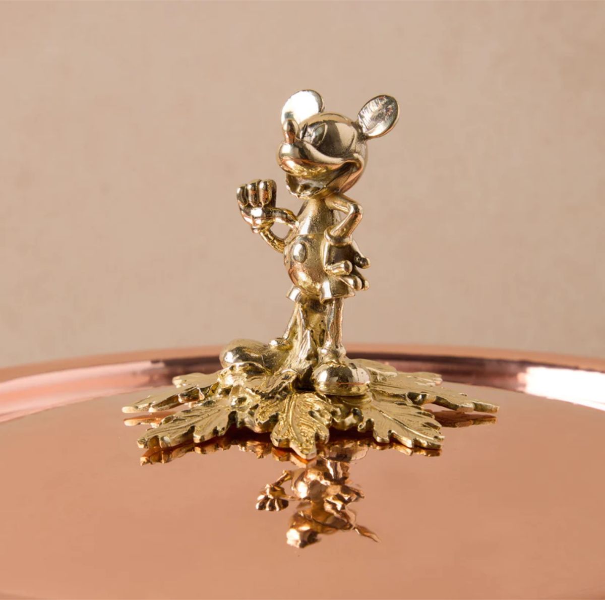 Detail na úchyt hrnca v tvare Mickey Mouse.