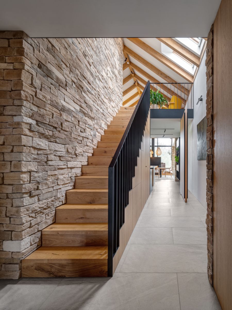 Ešte pred začiatkom stavby architekti rozširovali dispozíciu a upravovali schody do podkrovia.