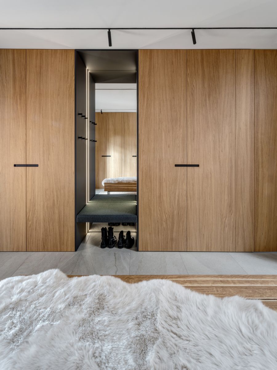 V celom interiéri prevláda drevo, či už na nábytku, podlahách, alebo na obložení 