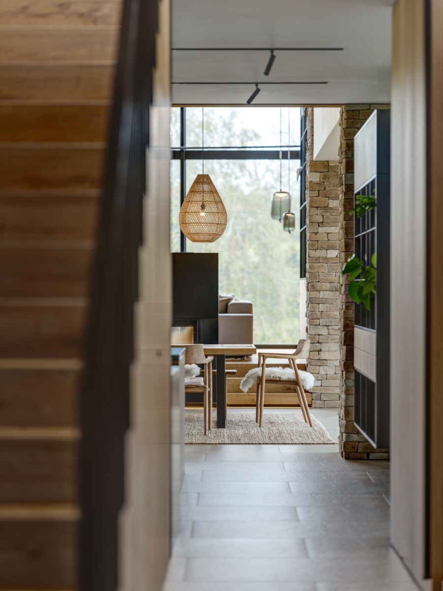 Postaviť bývanie na takomto pozemku nebolo jednoduché. Technika sa miestami musela brodiť metrovými závejmi.