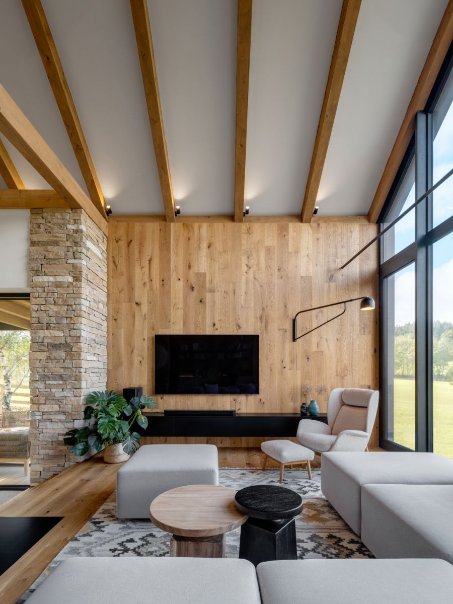 Majitelia chceli, aby bolo vo vnútri cítiť aj trocha vidieckosti. 