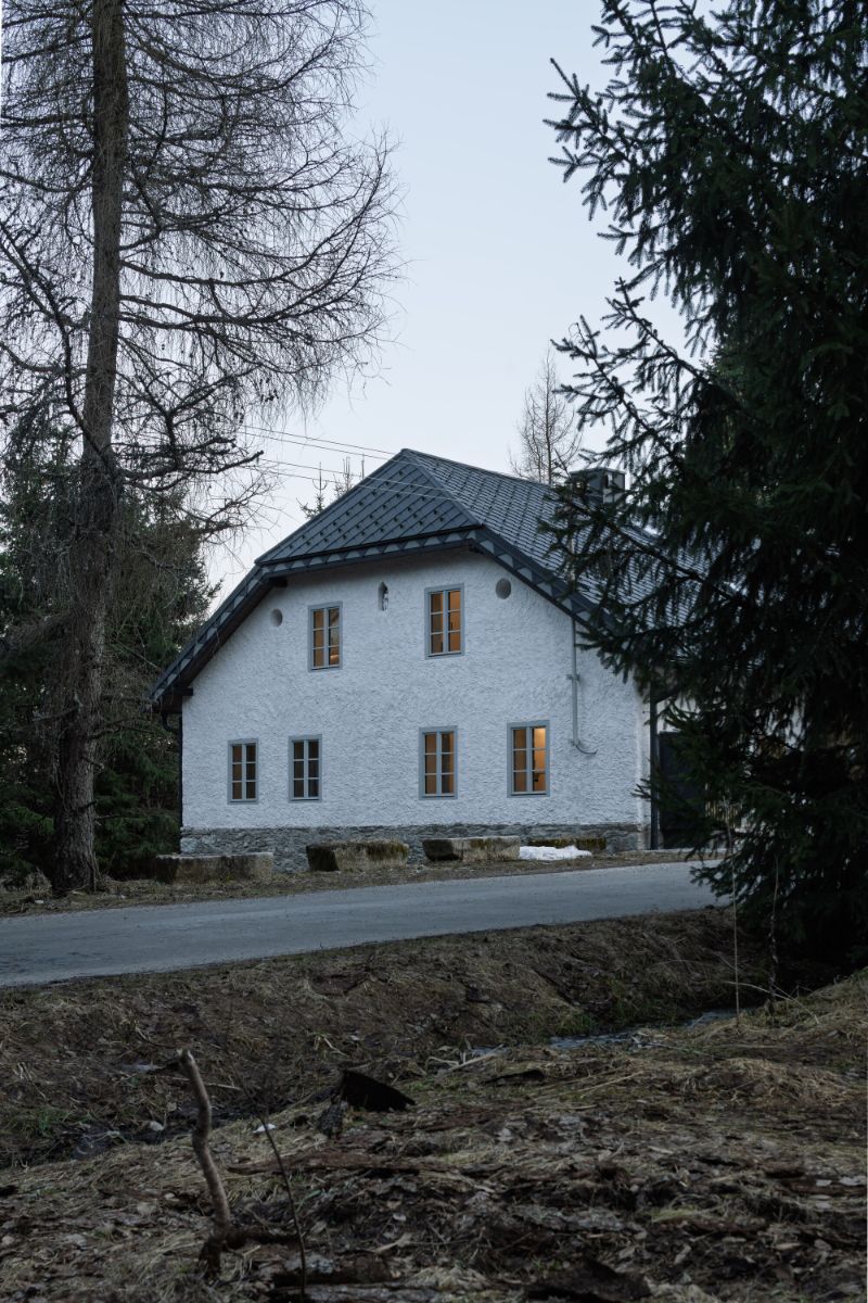Bývalú stodolu architekti premenili na obytnú časť. Z jednej polovice je za dvojkrídlovou bránou úžitková miestnosť, v druhej časti je obývacia izba s prístupom na záhradu.
