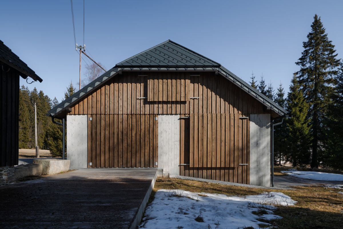 Praktické okenice na elektrický pohon poskytujú nielen ochranu pred výkyvmi počasia, ale aj súkromie.