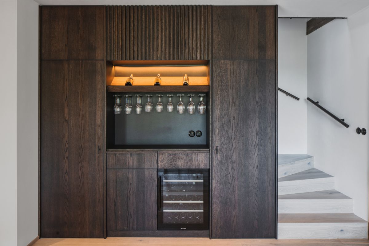 Súčasťou kuchyne je aj elegantný barový pult s vínotékou.