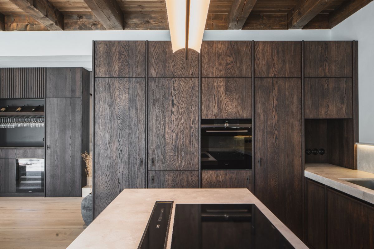 Ostrovček s varnou doskou a úložným priestorom spája praktickosť s dizajnom 