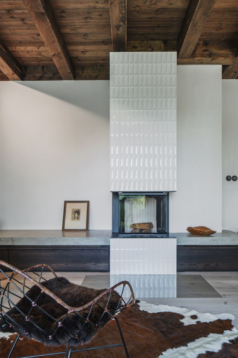 Oheň má moc priťahovať a združovať ľudí. Pre kachle si architekti vybrali strategický bod uprostred dennej zóny, určenej práve na spoločné chvíle.