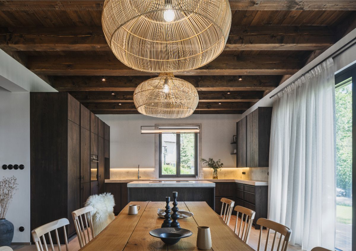 Usporiadanie miestností v chalupe zodpovedá dnešným štandardom. Kuchyňa je otvorená a plne prepojená s obývačkou a jedálňou.