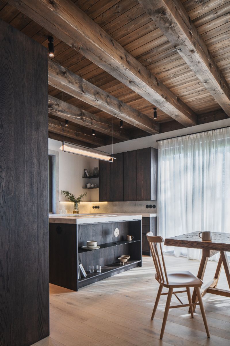 Rustikálnu atmosféru dennej zóny dotvára trámový strop, ktorý kontrastuje so svetlou podlahou. 