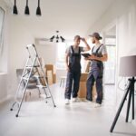 Dvaja pracovníci v montérkach pri rekonštrukcii interiéru.