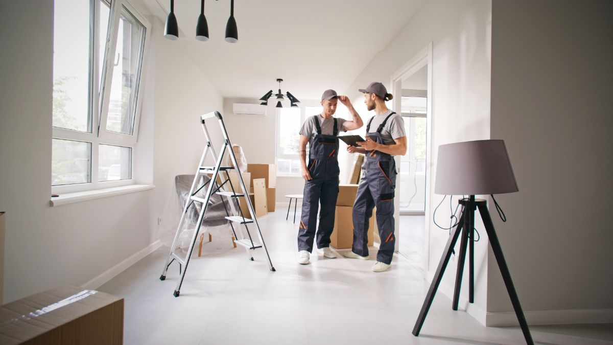 Dvaja pracovníci v montérkach pri rekonštrukcii interiéru.