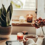 Detail na pitie čaju pri sviečkach pri okne.