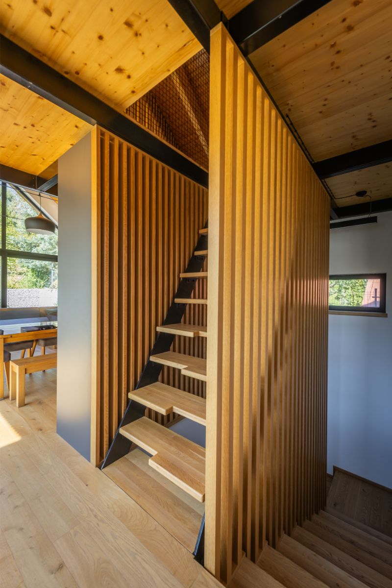 Všimnite si, ako sú riešené nášľapové plochy drevených schodov. Je to spôsob, ako znížiť riziko úrazu pri strmšom schodisku. 