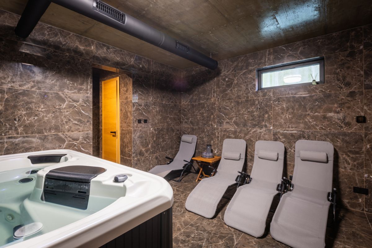 V suteréne je wellness so saunou aj s vírivkou, so sprchou a s toaletou.