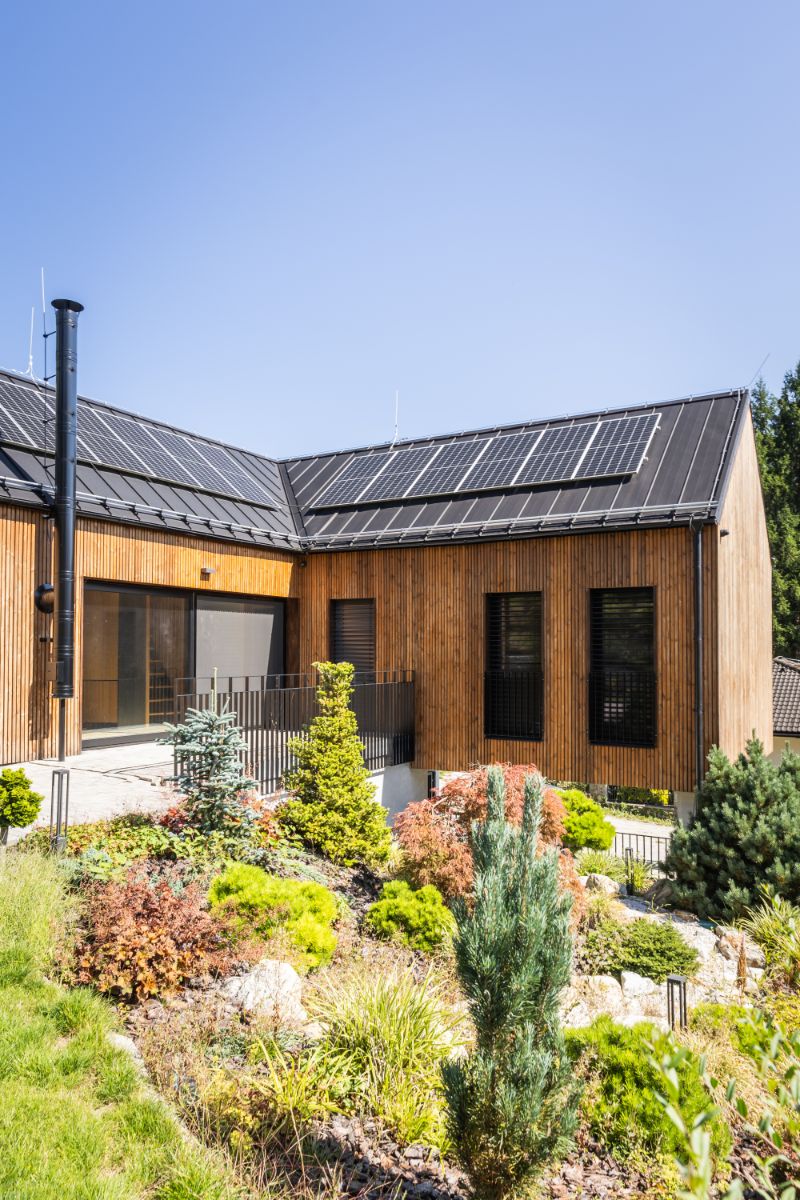 Masívne drevo a kameň definujú atmosféru celého chaletu. Drevo prináša teplo a útulnosť, kameň stabilitu a pocit pevnosti. V kombinácii pôsobia prirodzene, akoby dom rástol z prostredia, ktoré ho obklopuje.