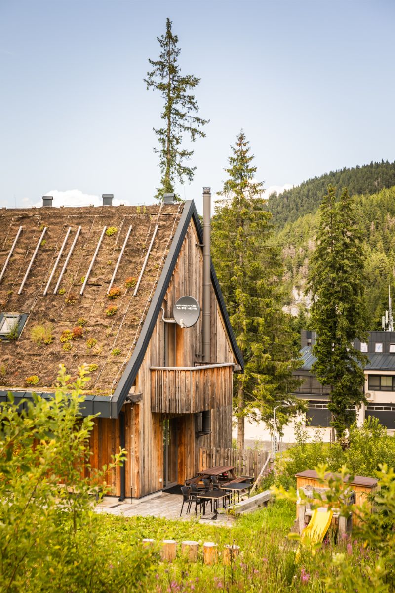 Postupom času chata čoraz viac zapadne do prostredia. Rozchodník podrastie a pokryje plochu strechy, drevo na fasáde zas naberie sivú patinu. 