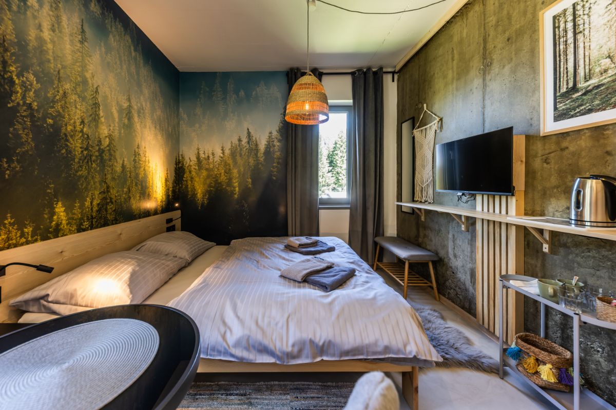 Interiér tvoria prevažne prírodné odtiene zelenej, hnedej a sivej a rôzne textúry. Kombinácia dreva a betónu evokuje surovosť skál a pevnosť stromov.